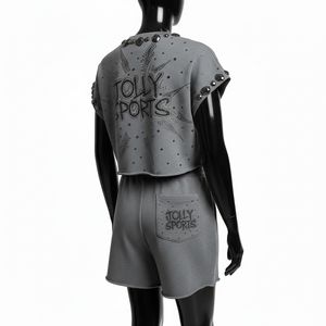 Ensemble court gris en molleton de coton et polyester de qualité supérieure pour femme, avec logo personnalisé en strass thermocollé, composé d'un crop top et d'un short 100 % coton - Product Image 5