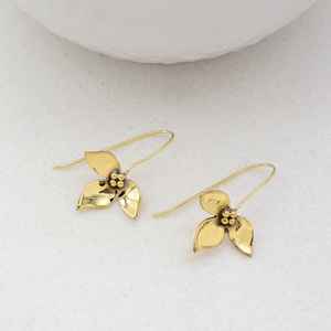 Boucle d'oreille minimaliste Monstera Dangle Gold Leaf Drop, bijoux en argent sterling végétal - Product Image 1