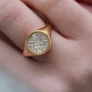 Anillo Sello con Diseño Personalizado de Diamantes Redondos en Racimo, Oro 10K 14K 18K, Platino, Plata, Precio de Fábrica, Suministro Global B2B - Product Image 2