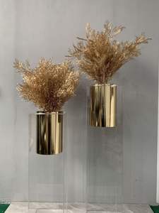 Vase à fleurs en métal élégant et robuste avec une construction durable, adapté aux arrangements floraux intérieurs et extérieurs - Product Image 3