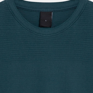 T-shirt pour homme Calm Modern Fit, conçu pour des mouvements fluides, avec des lignes épurées et une présence visuelle élégante et décontractée. - Product Image 6