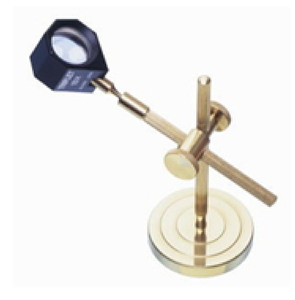 Soporte decorativo de latón dorado con una lupa con bisagras y un frasco de vidrio transparente integrado Disponible a precios al por mayor - Product Image 4