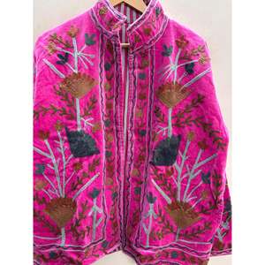 Chaqueta de Otoño Estilo Boho Rani Bloom, Reversible, de Satén y Terciopelo, Hecha a Mano en Jaipur, con Cuello Mandarín, Forro de Lino Rosa Fucsia y Exterior de Cuero - Product Image 1
