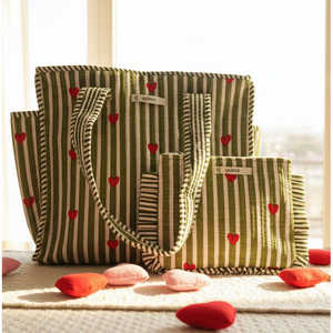 Sac fourre-tout vert Heartbeat avec adorable pochette à volants, sacs cadeaux élégants pour toutes les occasions - Product Image 2