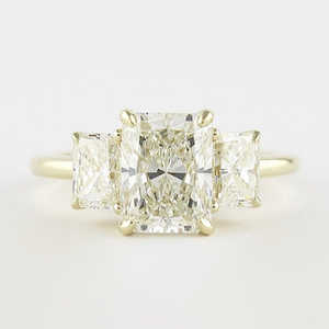 Elegante anillo de bodas de diamante de moissanita de corte radiante de tres piedras Categoría de producto única - Product Image 5