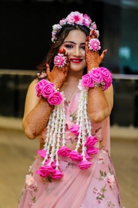 Pareja de Brazaletes Abiertos con Flores Artificiales para Novia, Estilo Asiático Pakistaní, para Bodas, Mehendi, Haldi, Joyería Floral Desi - Product Image 4