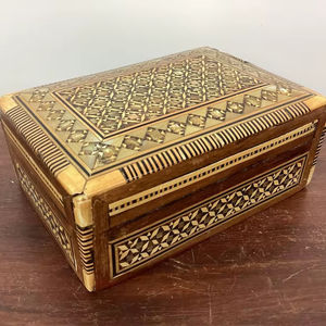 Boîte à bijoux de luxe en bois artisanal traditionnel avec incrustation de nacre et motif floral gravé, forme personnalisable, organisateur de rangement - Product Image 1