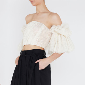 Top Corto Transparente Ocstrade 2022 para Mujer, Top Corto sin Tirantes, <span class=keywords><strong>Camisa</strong></span> <span class=keywords><strong>Blanca</strong></span> Sexy de Moda, Top Corto con Hombros Descubiertos, Bordado, Manga Abullonada - Product Image 5