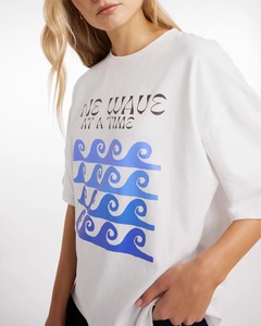 เสื้อยืดโลโก้ขนาดใหญ่พิเศษสำหรับผู้หญิงคุณภาพสูงพิมพ์ลายกราฟิกคลื่นครั้งเดียวผ้าฝ้ายถักนิตติ้งเหมาะสำหรับทุกโอกาสฤดูหนาว - Product Image 2