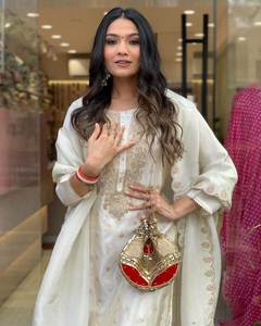 Ensemble Salwar Kurti traditionnel en tissu de soie viscose pure de couleur blanche, style sud-indien, avec travail de sequins et de broderies, à prix de gros - Product Image 2