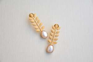 Aros de Latón Chapados en Oro al por Mayor, Cristal Curativo Genuino, Acabado Pulido, Pieza de Moda Chapada en Oro, Premium B2B - Product Image 5