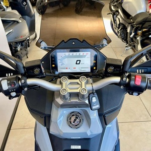 Trottinette électrique intelligente SYM ADX 300 sans balais avec connectivité via application - Product Image 2