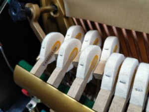 Piano Vertical Yamaha U1A de Alta Calidad con Acabado Negro, Tapa de Madera Sólida, Diseño Clásico y Tacto Suave (400+ Teclas) - Product Image 4