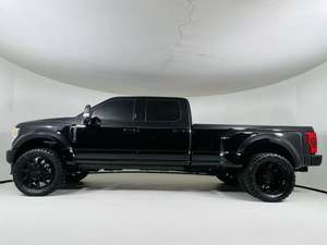 Ford F-450 Super Duty Platinum Crew Cab LB DR W 4WD 2020 / Disponible à la vente avec faible kilométrage, moteur diesel, véhicule d'occasion en excellent état - Product Image 4