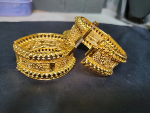 Brazaletes de grado genuino con 22 CT Metal dorado Hecho en forma redonda Brazaletes de último diseño a la venta por exportadores - Product Image 3