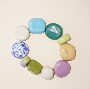 Pulsera de cuentas de resina amarilla azul y blanca, tono pastel brillante, pulsera elástica hecha a mano, joyería de moda para niñas y mujeres - Product Image 3