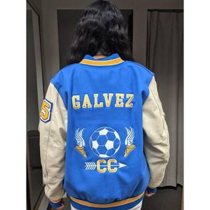 Veste bleue de luxe personnalisée Varsity Crop Jacket pour hommes femmes Stand noms brodés Chenille conçu individuellement vêtements de collège - Product Image 4