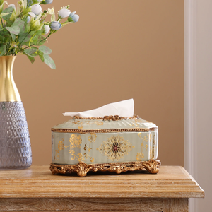 Dispensador de pañuelos de papel de oro brillante adornado con adornos de rosas azules y púrpuras esculpidas, disponible a precios al por mayor. - Product Image 3