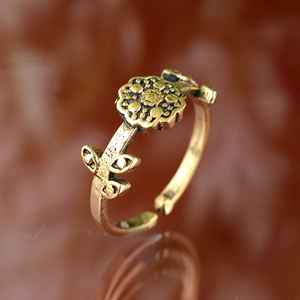 Anillo ajustable de latón con acabado antiguo | Anillo floral bohemio chapado en oro de 14 quilates para Mujer | Joyería étnica hecha a mano tercera - Product Image 4