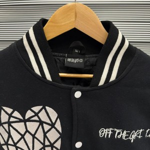 Chaquetas Varsity para Hombre de Alta Calidad, con Logotipo Personalizado, Bordado Chenille, Cuerpo de Lana y Mangas de Cuero Vacuno - Product Image 3