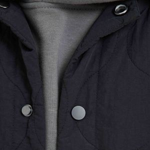 Gilet utilitaire matelassé pour hommes, veste noire légère sans manches avec rembourrage en diamant, patch en simili cuir et nylon froissé - Product Image 4