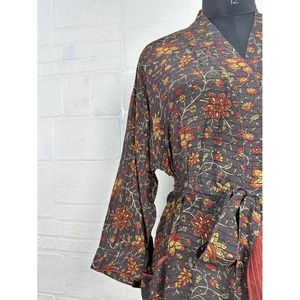 Kimono vintage en crêpe de soie, robe douce et confortable, vêtement de détente léger et luxueux, cadeau idéal pour les femmes pour la nuit d'automne - Product Image 3