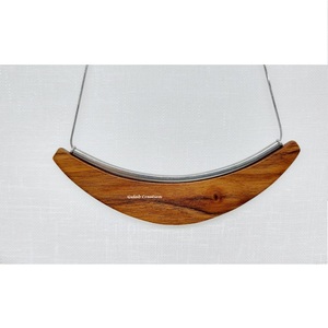 Collier ras-du-cou en bois sculpté à la main, personnalisé, bijou ethnique artisanal, design tribal, haute résistance, poli - Product Image 1