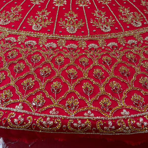 Falda de Lehenga Nupcial de Algodón Bordada a Mano, con Diseño en A, Lentejuelas Rojas Zari, Perlas de Ilusión y Cristales, Largo Midi - Product Image 4