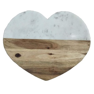 Planche à découper en bois de forme arrondie au design classique, finition naturelle, pour usage domestique, hôtelier et en restaurant. - Product Image 2