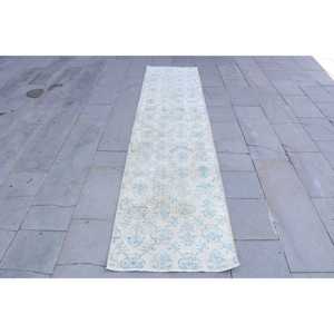 Alfombra Vintage de 2.2x9.6 pies, Alfombra Turca, Alfombra Ikat Azul y Blanca - Product Image 1