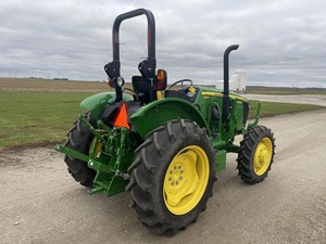 Tractor de Ruedas John Deere 5045E de Uso Pesado con Cargador y Retroexcavadora, Tractor Agrícola 4x4 - Product Image 5