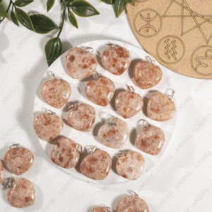 Proveedor líder de colgantes de corazón de piedra solar de calidad superior, joyería de moda al por mayor para fiestas y uso diario, ideal para la meditación. - Product Image 1