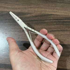 Pince à micro-perles en acier inoxydable à deux trous, pince multifonctionnelle pour extensions de cheveux, outil de beauté capillaire personnalisé, pince à cheveux incurvée - Product Image 5