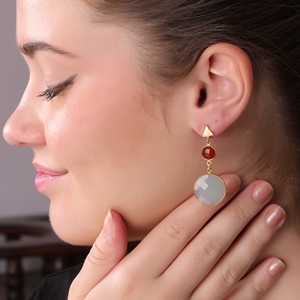 Boucles d'oreilles en calcédoine bleue cornaline en laiton plaqué or 18 carats fabriquées à la main | Bijoux de mariage pour femmes à la mode | Marque DUA Jaipur - Product Image 5