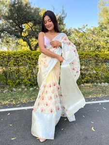 ผ้าไหม Organza ทอขอบ Saree กับงานเย็บปักถักร้อยในทั่ว Saree และแนบ Moti Tassels บน Pallu - Product Image 2