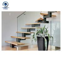 Escaliers sur mesure avec mains courantes en fer forgé pour intérieurs classiques Décoration intérieure traditionnelle Escalier droit