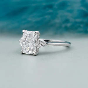 Bague de fiançailles à trois pierres en diamant taille radiant en or blanc, bijoux en diamant de laboratoire - Product Image 3