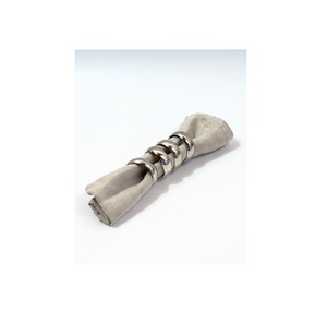 Anneau de serviette en métal artisanal traditionnel et écologique, avec détails en forme de feuille en relief, parfait pour une table de mariage classique - Product Image 2