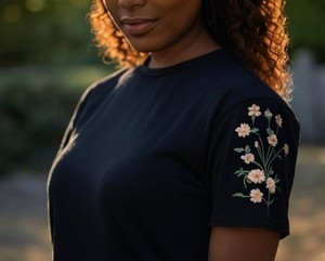 Camiseta informal bordada personalizada para mujer, 100% algodón peinado, cuello redondo de peso pesado Premium, logotipo en la manga, tallas y colores - Product Image 6