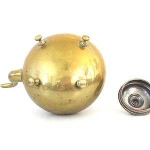 Charmante théière en laiton antique avec design traditionnel et poignée en bakélite Bouilloire rétro à pied en laiton avec patine - Product Image 5