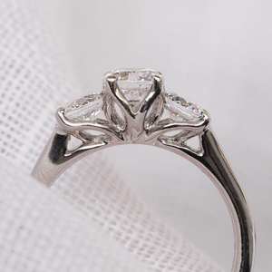 Bague de fiançailles Moissanite coupe ronde de 6.5mm | Bague en or ou en argent à trois pierres | Anniversaire de mariage de mariée bijoux fins OEM - Product Image 2