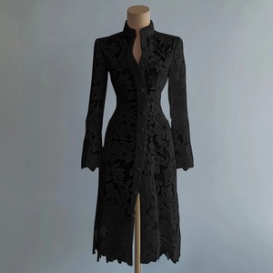 Elegante Vestido de Noche Negro de Encaje con Corte en A, Cola Capilla, Estampado Floral, Cuello Alto y Manga Larga - Product Image 1