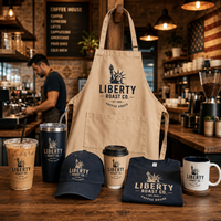 Ensemble de marchandises personnalisées pour café AT PACK avec logo, tablier, t-shirt, casquette, tasses, tasse en céramique et gobelet de voyage