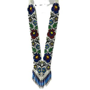 Collier fait main en perles avec un motif floral coloré mettant en scène des fleurs rouges, bleues et violettes et des feuilles vertes sur une base de perles blanches - Product Image 1