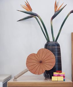 พัดลมรูปใบบัวพร้อมใบบัวงานฝีมือที่ทนทานเป็นมิตรต่อสิ่งแวดล้อมพัดลมมือสไตล์วินเทจสีสันสดใส - Product Image 5