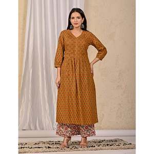 Ensemble Kurta et pantalon en coton moutarde avec décoration plissée et imprimé au bloc - Product Image 3