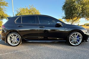 Volkswagen Golf R 2024, 315 ch, 4 cylindres turbocompressés, transmission intégrale, système de différentiel transversal XDS - Product Image 3