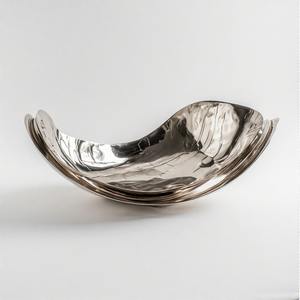 Corbeille à fruits dorée avec motif floral découpé au laser, base solide et aspect aéré, parfaite pour les tables à manger ou d'entrée - Product Image 4