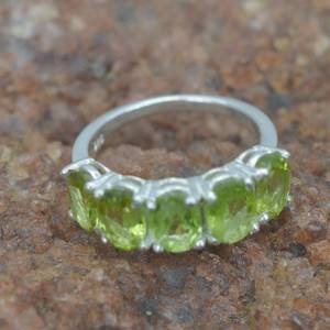 Anillo Fino de Plata de Ley 925 Hecho a Mano Diseño Clásico Único con Piedra Preciosa de Peridoto Natural Personalizada Eternidad Vermeil - Product Image 4