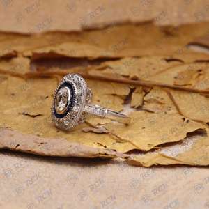 Anillo de Compromiso de Moissanita con Corte Art Deco de 1.50 TCW para Mujer, Azul Baguette, Chapado en Oro, Plata de Ley 925, Joyería en Racimo - Product Image 3